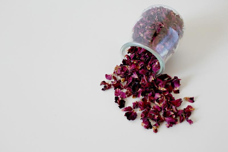 Picture of dried rose pedals.