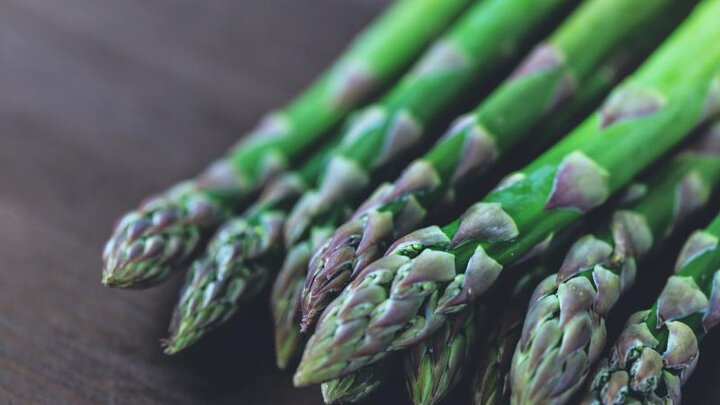 Picture of fresh green asparagus.