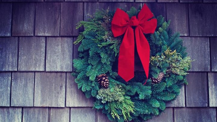 Image of an evergreen Christmas wreath. 